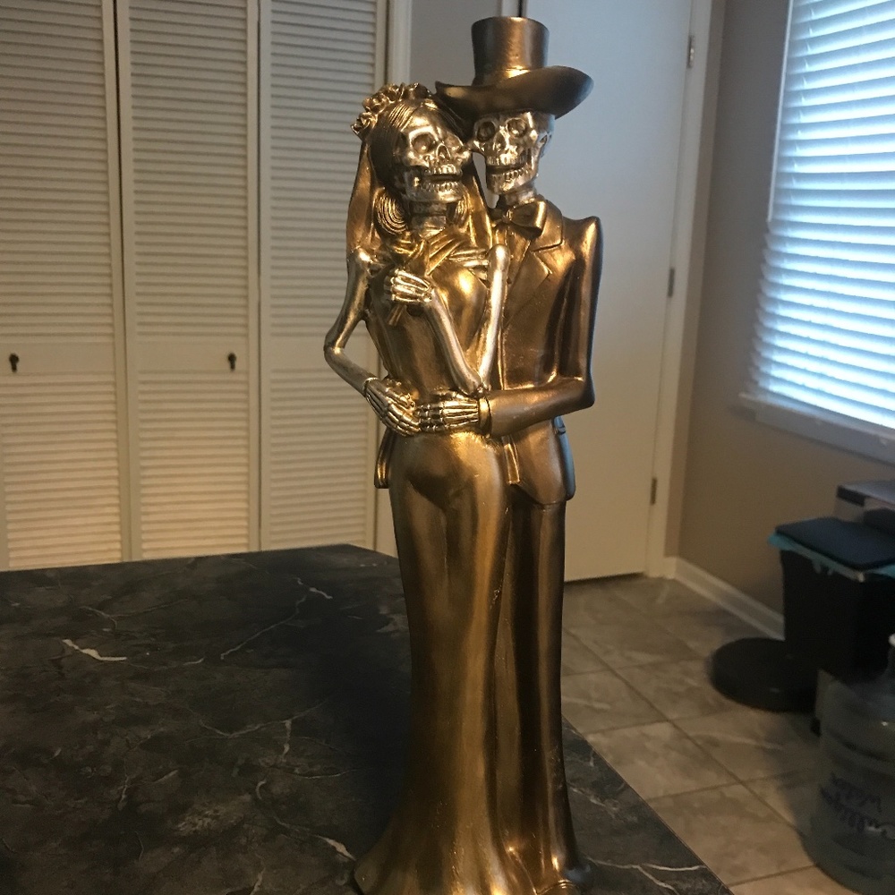 Bride and groom skeleton statue